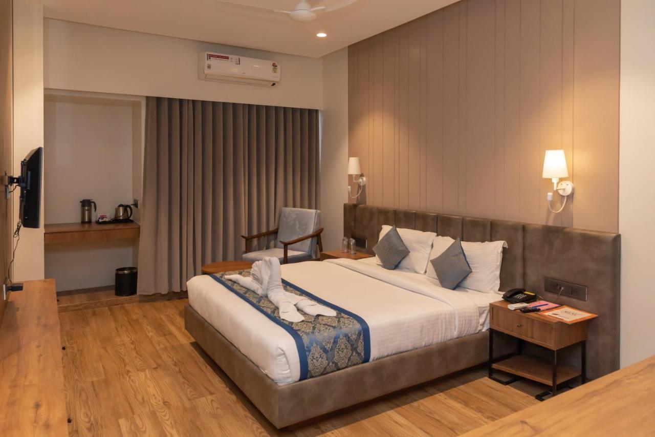 Pinnacle Grand Hotel 아흐메다바드 외부 사진