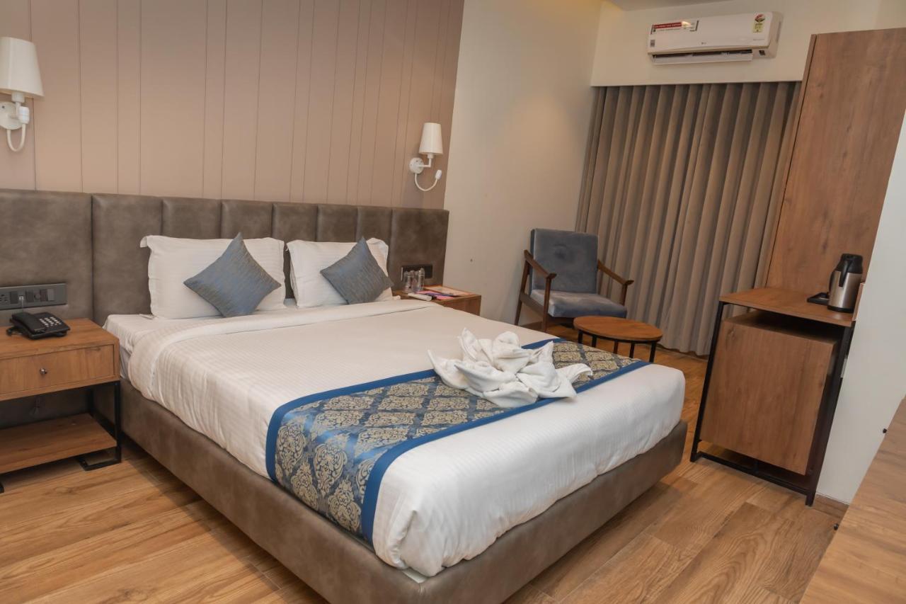 Pinnacle Grand Hotel 아흐메다바드 외부 사진