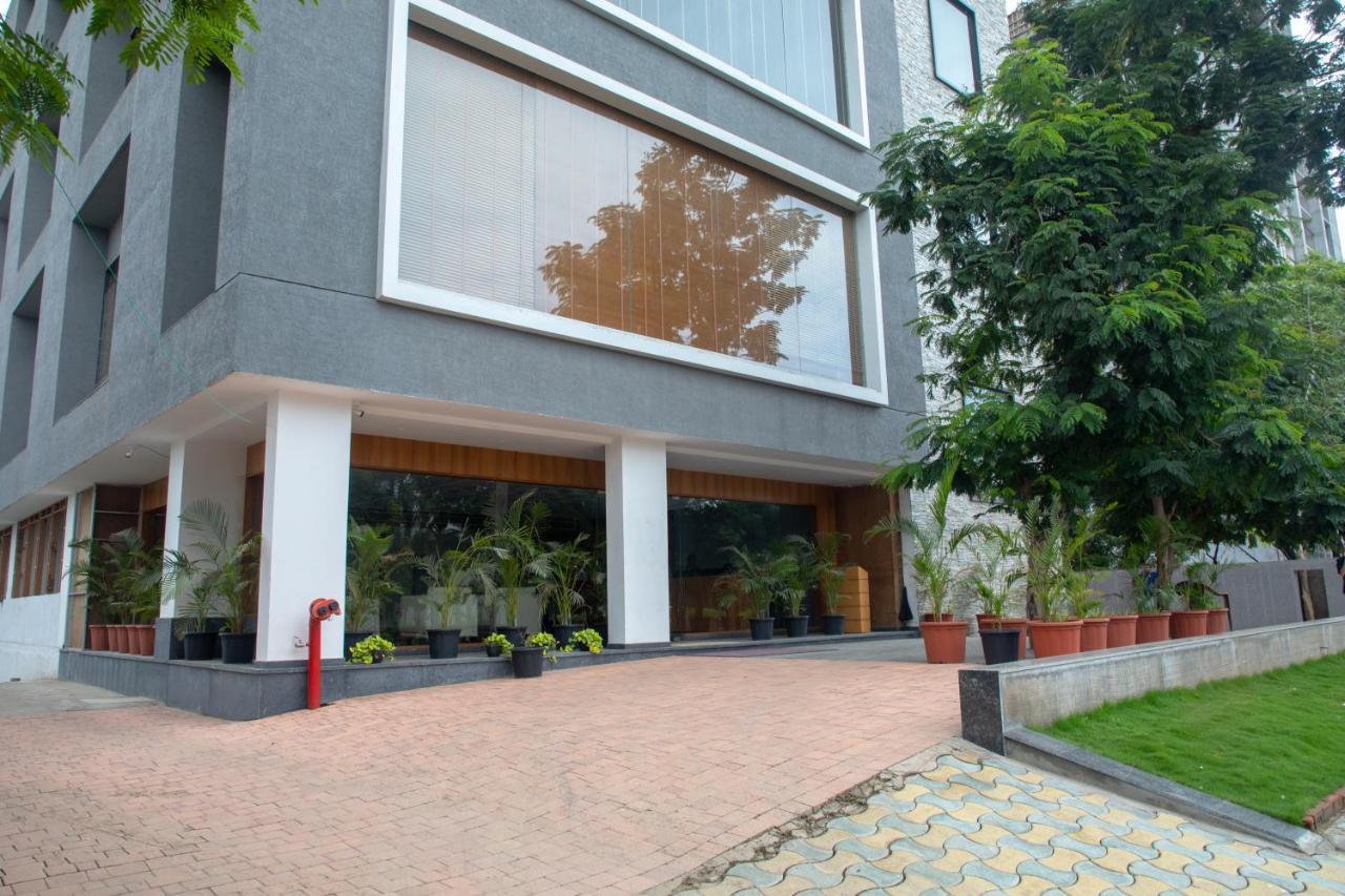 Pinnacle Grand Hotel 아흐메다바드 외부 사진