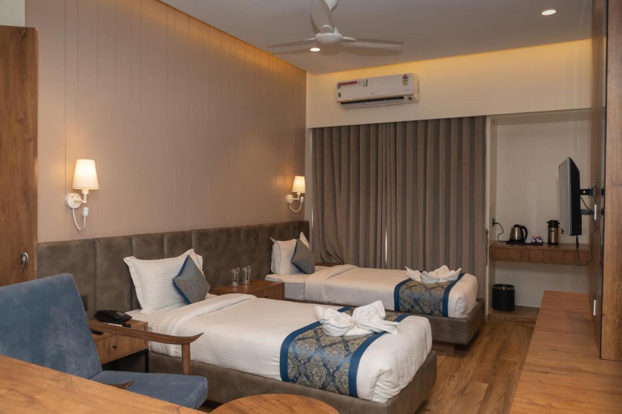 Pinnacle Grand Hotel 아흐메다바드 외부 사진