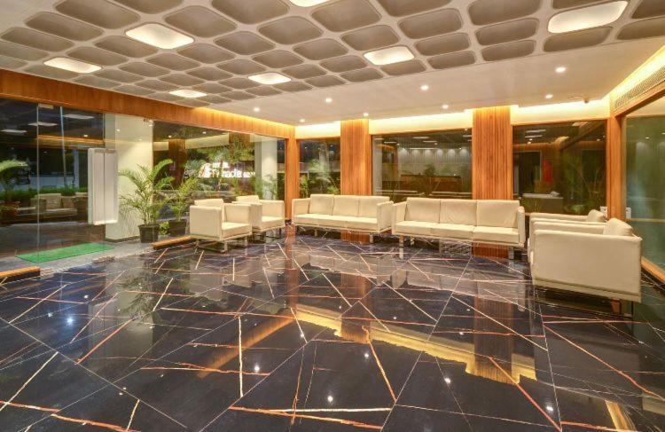 Pinnacle Grand Hotel 아흐메다바드 외부 사진