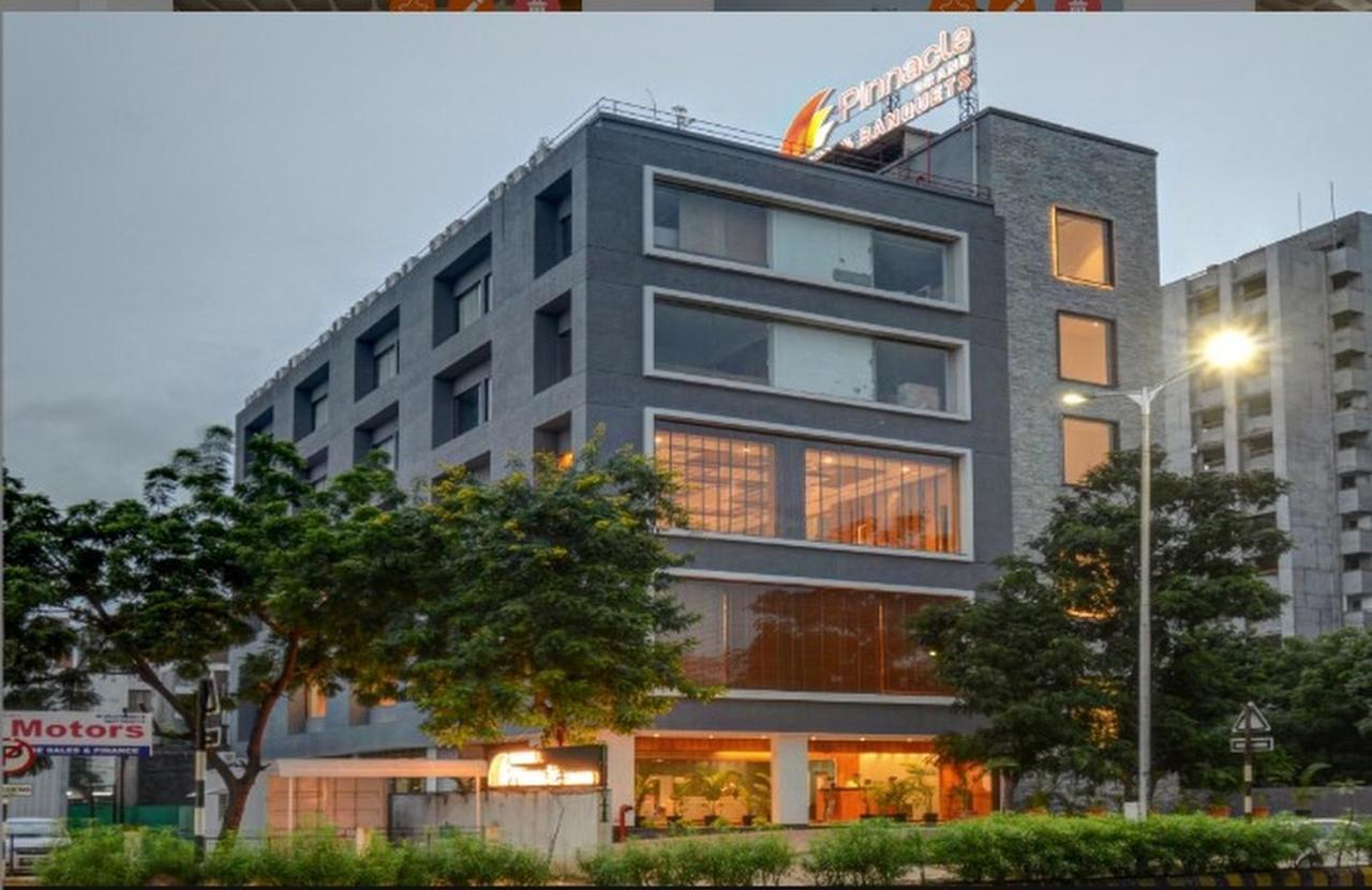 Pinnacle Grand Hotel 아흐메다바드 외부 사진