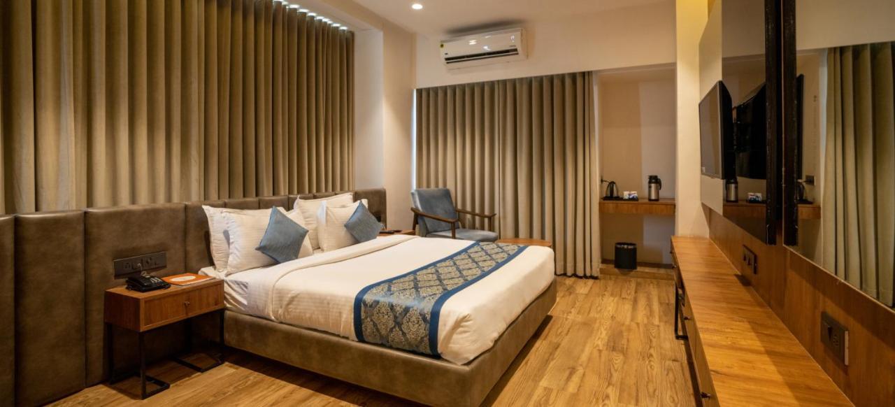 Pinnacle Grand Hotel 아흐메다바드 외부 사진