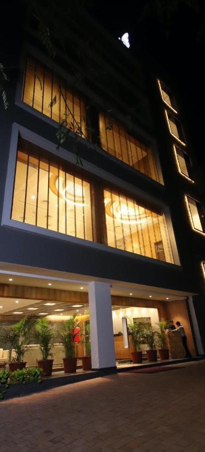 Pinnacle Grand Hotel 아흐메다바드 외부 사진