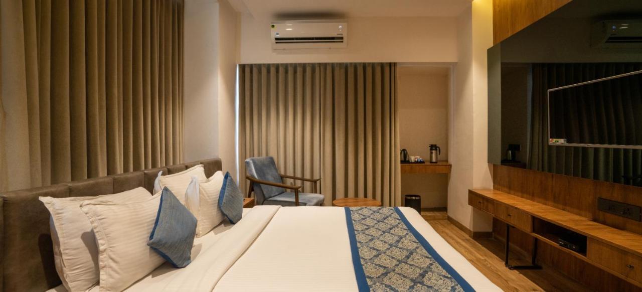 Pinnacle Grand Hotel 아흐메다바드 외부 사진