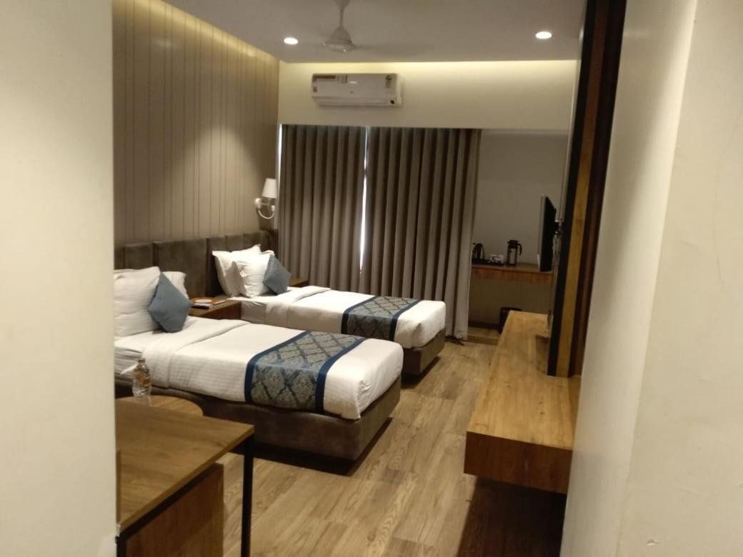 Pinnacle Grand Hotel 아흐메다바드 외부 사진