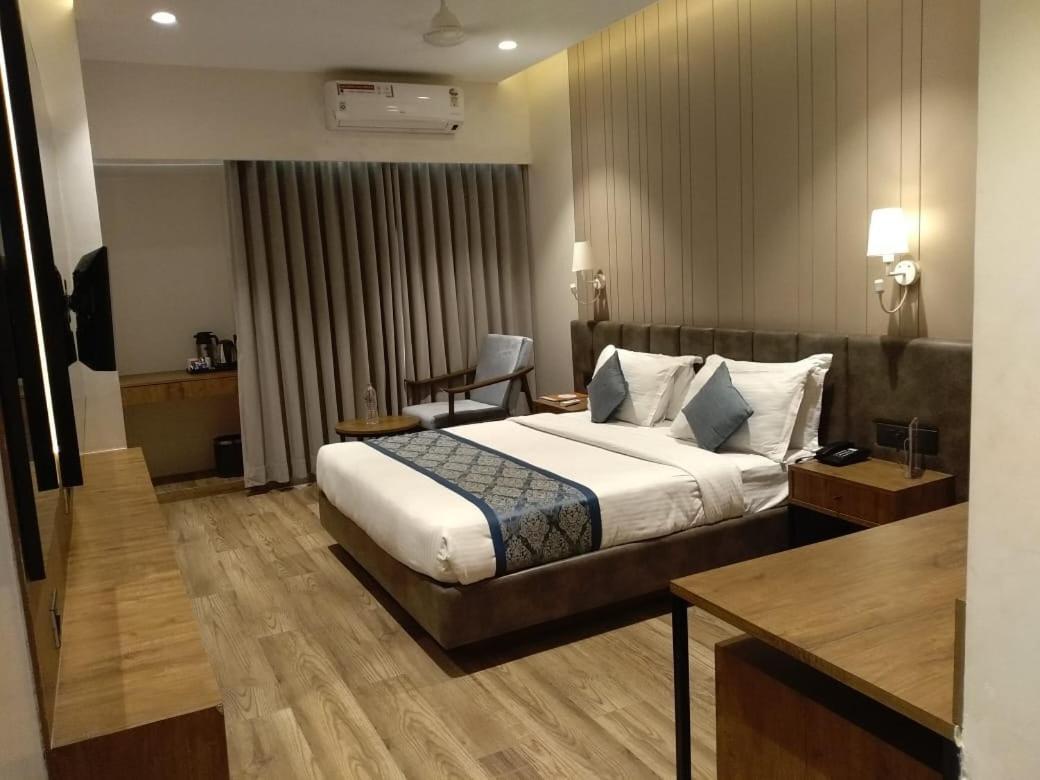 Pinnacle Grand Hotel 아흐메다바드 외부 사진